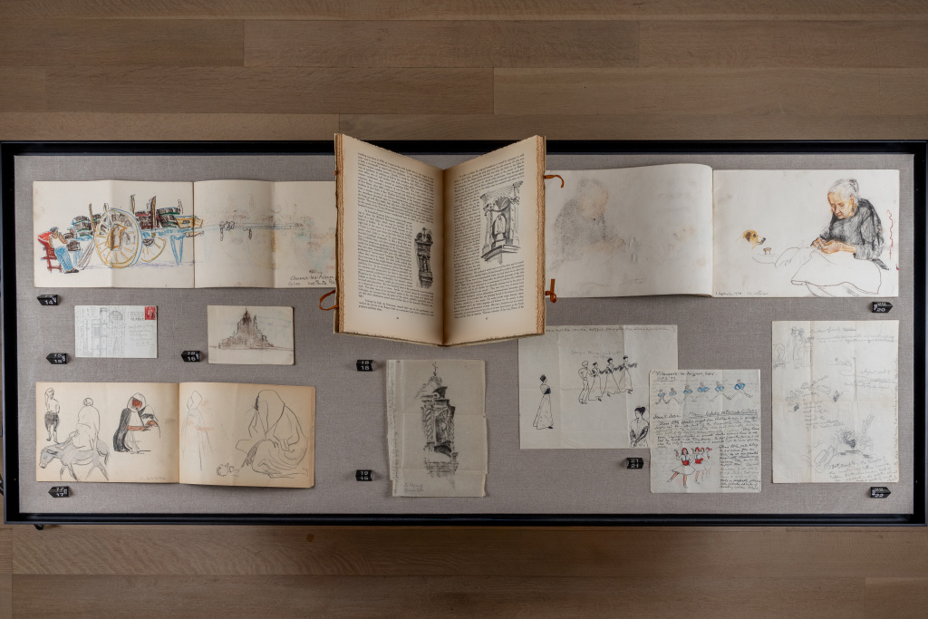 A long surface on which is exhibited books, drawing, and letters.